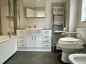 Master En-suite- click for photo gallery